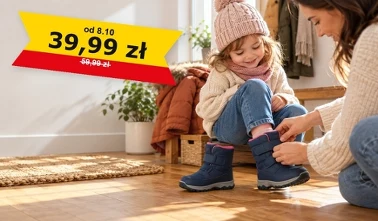 Rodzic zapina dziecku granatowe ocieplane buty w jasnym przedpokoju