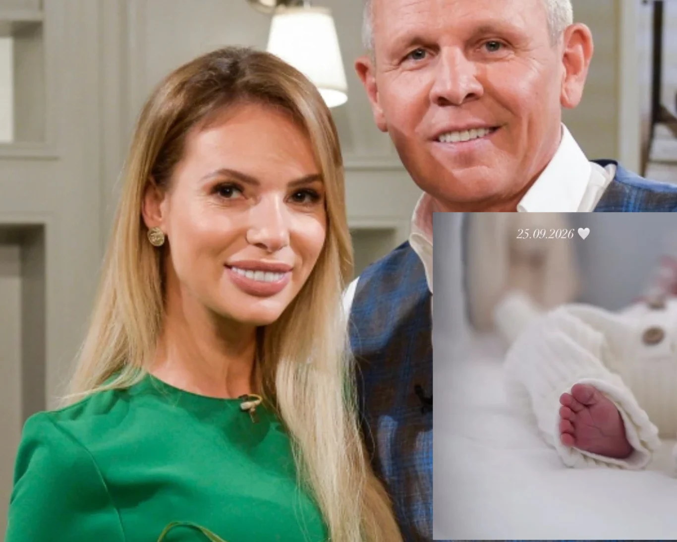 Kobieta w zielonej sukience i mężczyzna w marynarce uśmiechają się do aparatu, w prawym dolnym rogu widać wstawione zdjęcie noworodka owiniętego w biały koc z widoczną małą stópką oraz datą 25.02.2024.