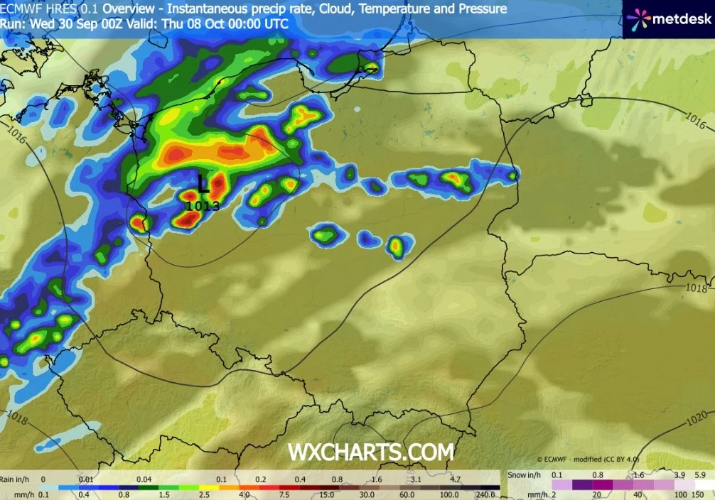 Mapa pogodowa Europy Środkowej z zaznaczonymi strefami intensywnych opadów deszczu nad zachodnią i północną Polską, przedstawiająca rozkład chmur i natężenie opadów według skali kolorów.