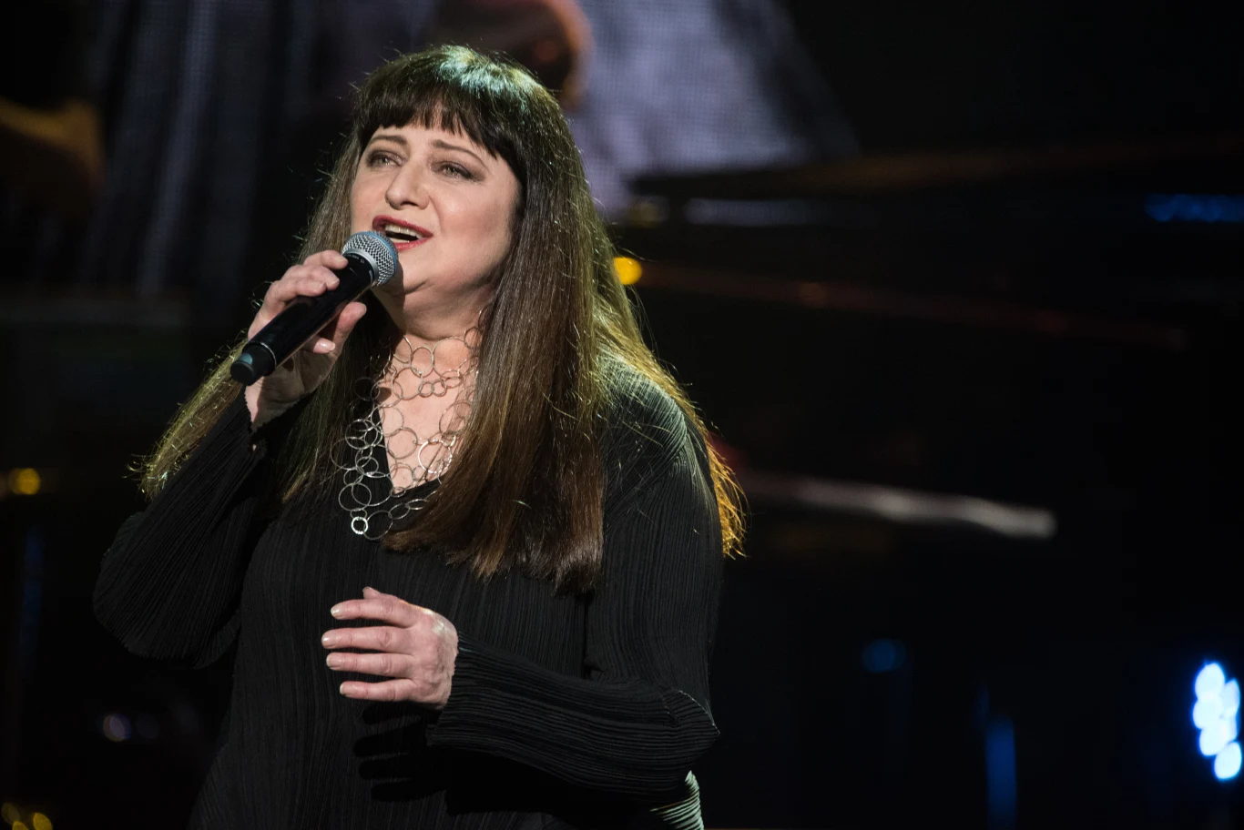 Basia Trzetrzelewska to jedna z polskich artystek, którym udało się odnieść sukces za granicą Basia Trzetrzelewska śpiewa na scenie, trzyma mikrofon, ma długie ciemne włosy i czarną bluzkę z naszyjnikiem.