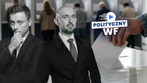 Dwóch mężczyzn w garniturach na pierwszym planie, przezroczysta urna wyborcza, ręka wrzucająca kartę do głosowania oraz logo z napisem 'Polityczny WF' umieszczone w prawym górnym rogu.