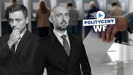 Dwóch mężczyzn w garniturach na pierwszym planie, przezroczysta urna wyborcza, ręka wrzucająca kartę do głosowania oraz logo z napisem 'Polityczny WF' umieszczone w prawym górnym rogu.