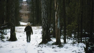 Myśliwy w tajdze, w dolinie rzeki Wiluj na Syberii - legendarne miejsce w zachodniej Jakucji, znane jako syberyjska Dolina Śmierci