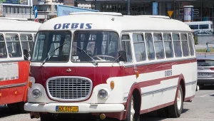 Zabytkowe autobusy na ulicach Warszawy