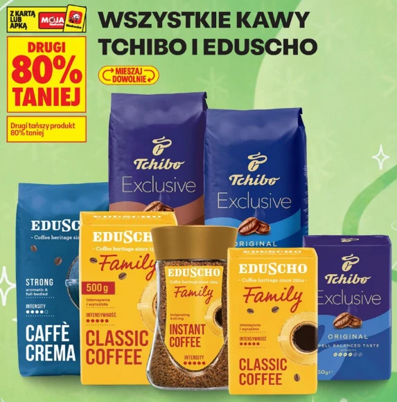 Opakowania kaw Tchibo Exclusive i Eduscho w różnych wariantach ustawione w rzędzie na zielonym tle, wyraźne promocje cenowe i logo programu lojalnościowego w lewym górnym rogu.