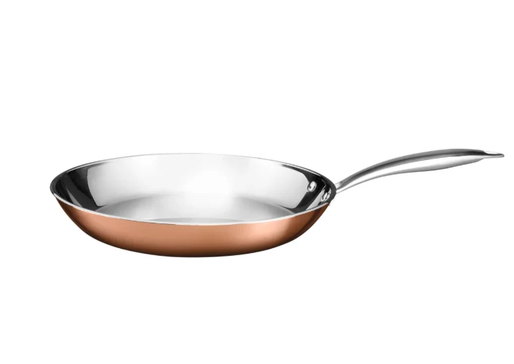 Patelnia premium ze stali szlachetnej z warstwą miedzi za 99 zł metaliczna patelnia z połyskującą miedzianą powłoką i długą, stabilną rączką