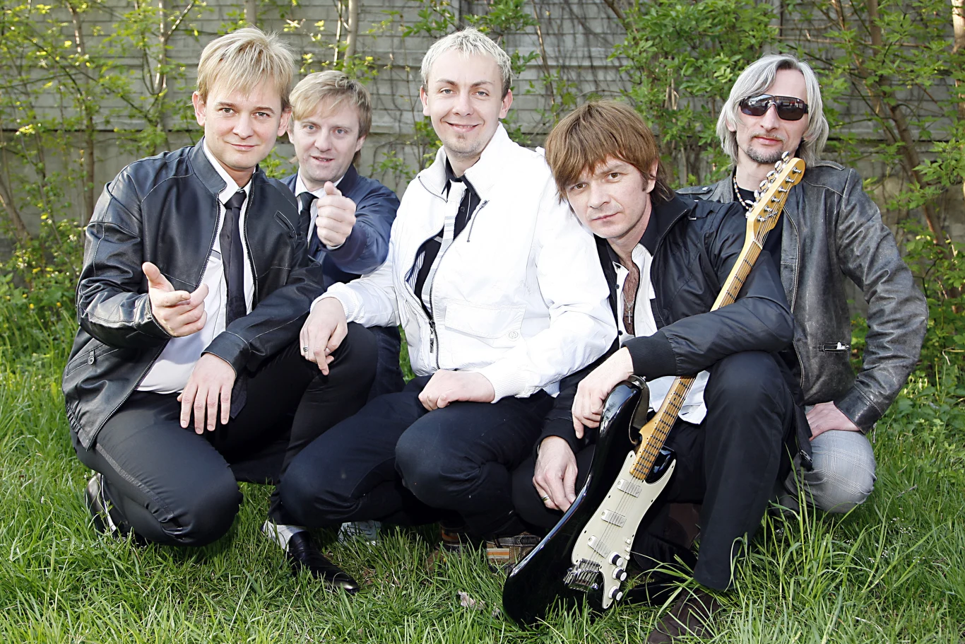 Tadeusz Łyskawa (pierwszy z prawej) w składzie Papa Dance w 2008 r. Tadeusz Łyskawa (pierwszy z prawej) z Papa Dance w 2008 roku, pięciu mężczyzn w kurtkach siedzi na trawie