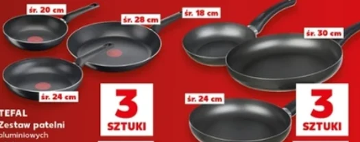 Trzy aluminiowe patelnie o różnych średnicach z czarną powłoką wewnętrzną, każda z długą rączką, ułożone na czerwonym tle, widoczne nazwy marek i oznaczenia rozmiarów.