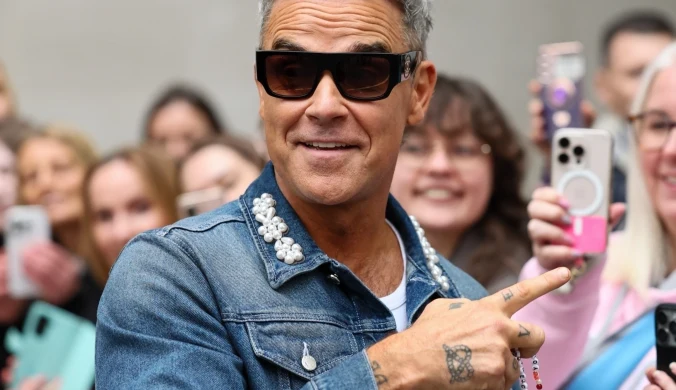 Robbie Williams wyszedł przed hotel i zaśpiewał dla grupy fanów. "To był zaszczyt, być tego częścią"