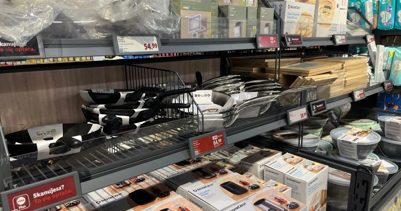 Kolekcja premium naczyń w Lidlu. Patelnie i garnki z miedzią aż 40% taniej Półki sklepu Lidl z kolekcją naczyń kuchennych, patelniami i garnkami Silvercrest z miedzianą warstwą.
