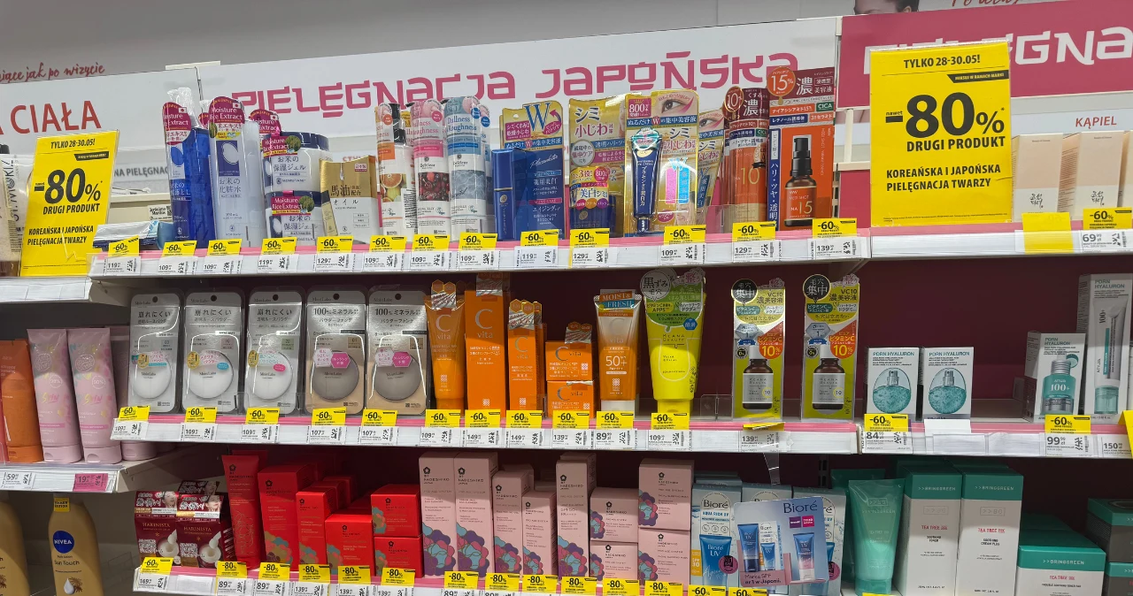 Hebe ruszyło z wielką ofertą koreańskich kosmetyków. Wybrałam 5 produktów, na które warto zerknąć Półka w drogerii Hebe z koreańskimi kosmetykami i żółtymi etykietami promocji -80% na drugi produkt.