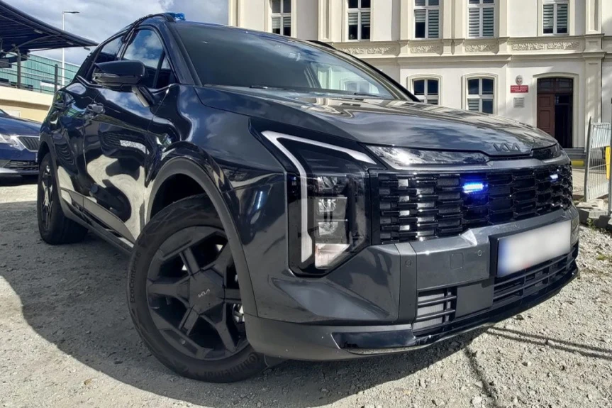 Gorzowski oddział ITD kupił nieoznakowaną Kię Sportage HEV Nieoznakowana Kia Sportage HEV ITD z niebieskim światłem ostrzegawczym, zaparkowana w mieście.