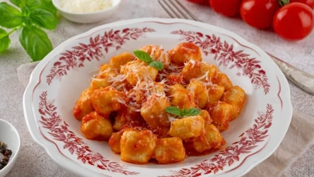 Przepyszne włoskie gnocchi alla sorrentina. Proste do zrobienia ziemniaczane kluchy w aksamitnym pomidorowym sosie