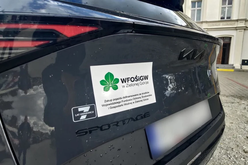 Nieoznakowaną Kię Sportage należącą do ITD łatwo rozpoznać po naklejce na tylnej klapie Czarny samochód Kia Sportage z naklejoną informacją o dofinansowaniu z Wojewódzkiego Funduszu Ochrony Środowiska i Gospodarki Wodnej w Zielonej Górze, widoczną na tylnej klapie pojazdu.
