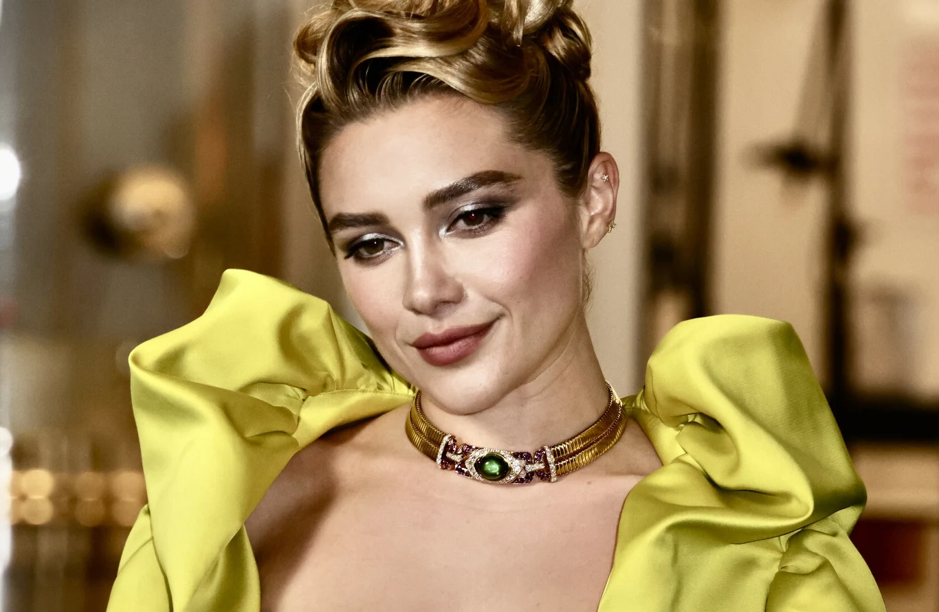 Florence Pugh na premierze serialu "East of Eden". Aktorka skradła show w bogato zdobionej kreacji Florence Pugh w żółtej kreacji z szerokimi ramionami, zielonym chokerem i wyrazistym makijażem na premierze "East of Eden".