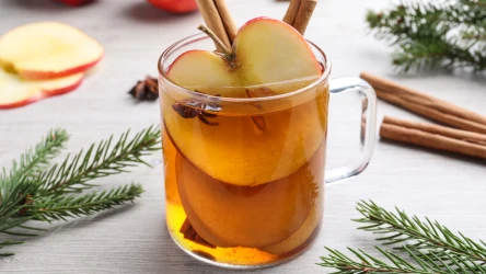 Lemoniada na gorąco to pyszna propozycja na jesień. Sprawdź, jak ją wykonać krok po kroku.