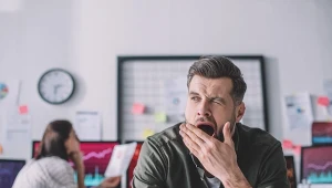 Dlaczego ziewanie jest zaraźliwe? Sprawdź, co robi twój mózg