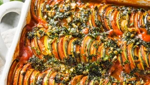 Zapiekanka ratatouille zachwyci każde podniebienie. Pięknie pachnie ziołami, a najpyszniejszy jest sos