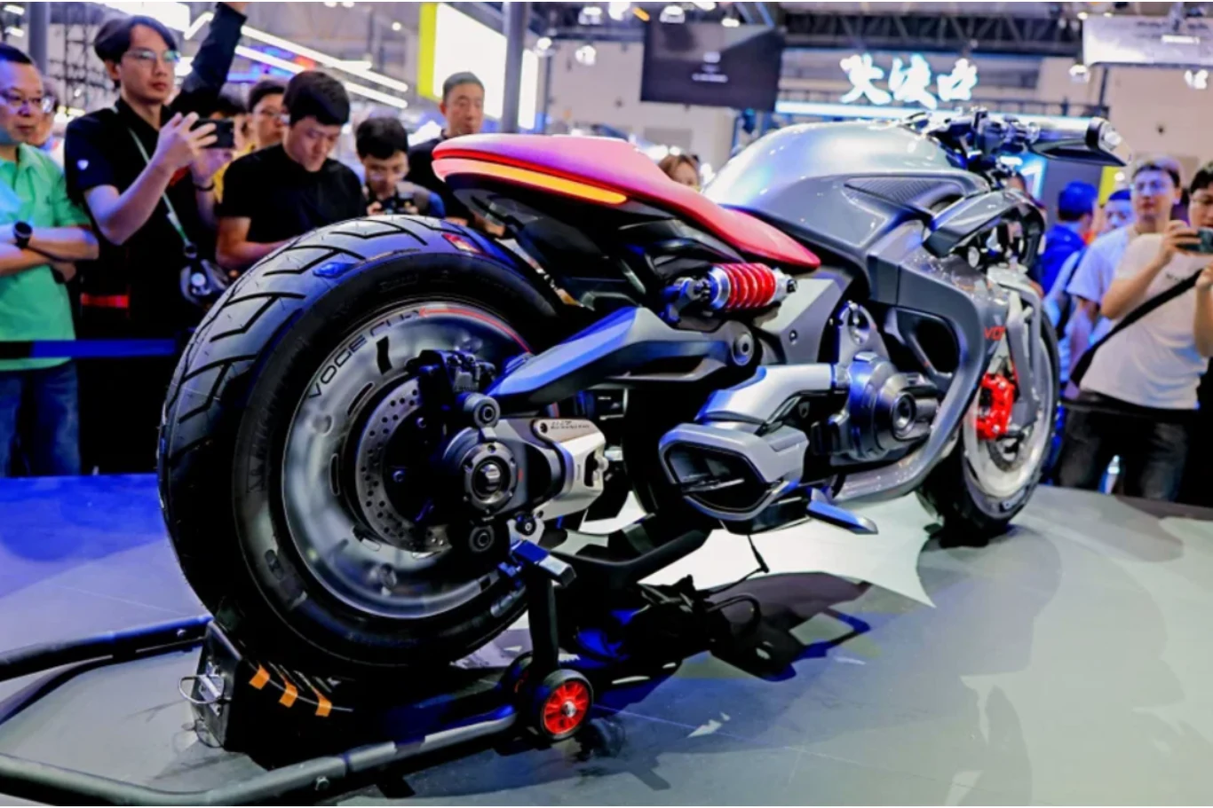 Voge zaprezentowało power cruisera z napędem hybrydowym. Motocykl Voge CU-X Hybrid z dużą tylną oponą i czerwonym amortyzatorem, prezentowany na wystawie.
