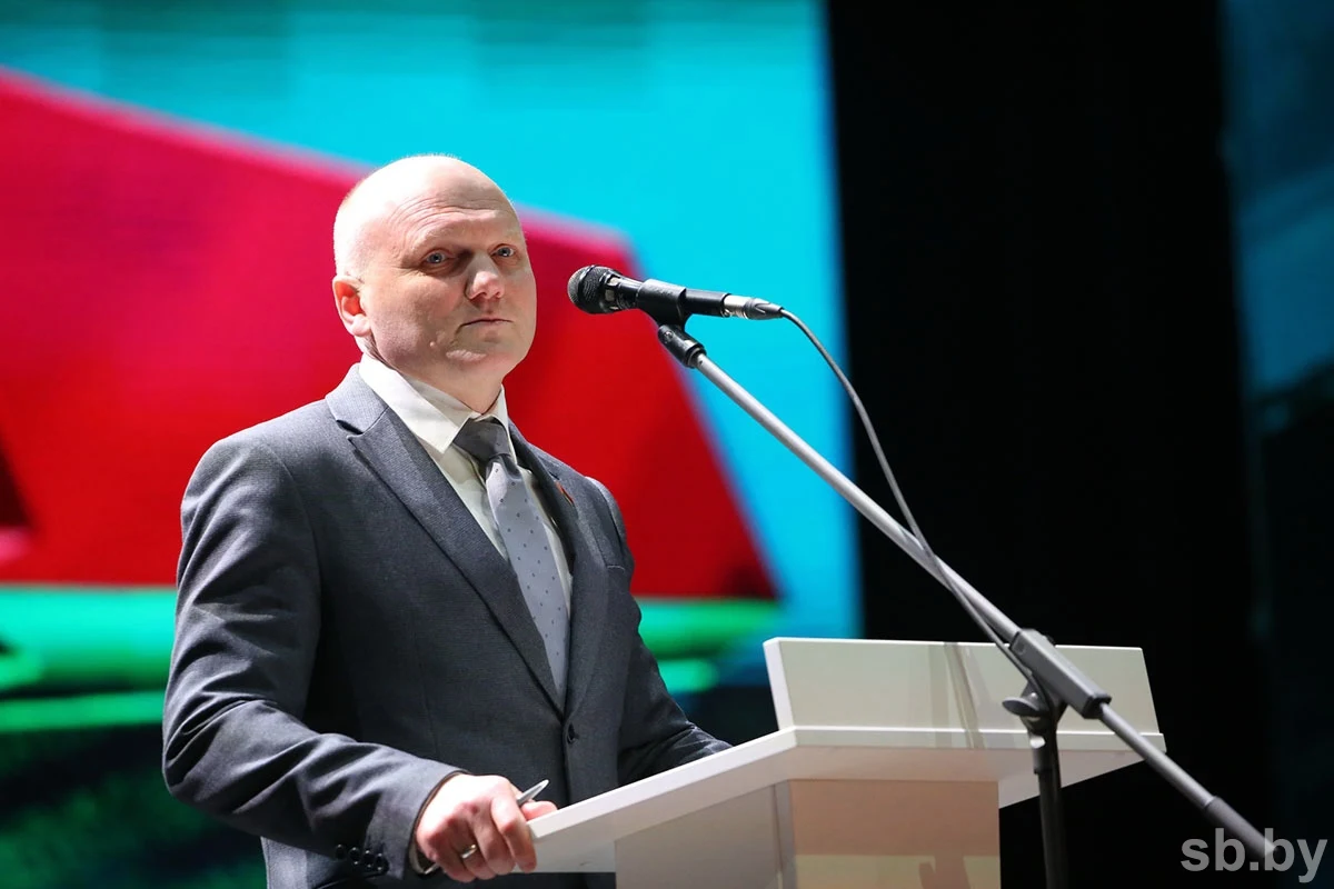 Mający polskie korzenie szef białoruskiego KGB Iwan Tertel jest wskazywany jako jeden z następców Łukaszenki Mężczyzna w garniturze stoi za mównicą i mówi do mikrofonu podczas oficjalnego wydarzenia, w tle widoczny kolorowy ekran.