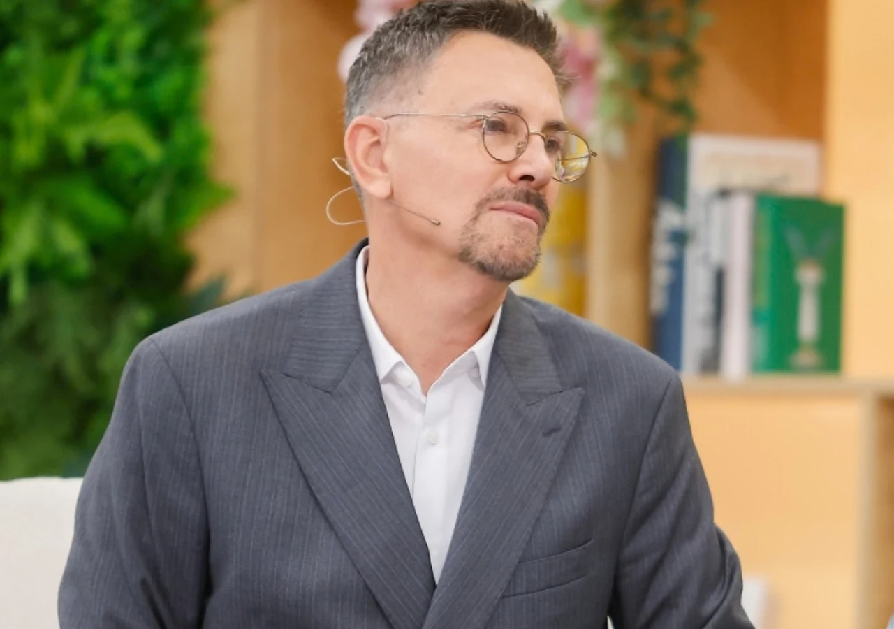 Krzysztof Ibisz Krzysztof Ibisz na fotelu prowadzącego w śniadaniowym programie "halo tu polsat"