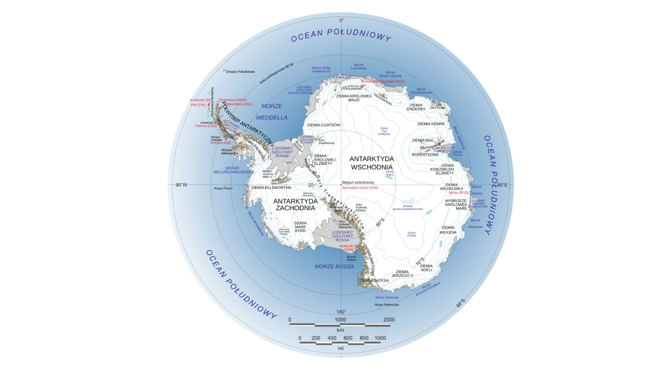 Mapa Antarktydy z zaznaczonymi granicami Antarktydy Wschodniej i Zachodniej, głównymi lodowcami, bazami badawczymi oraz otaczającym kontynent Oceanem Południowym.