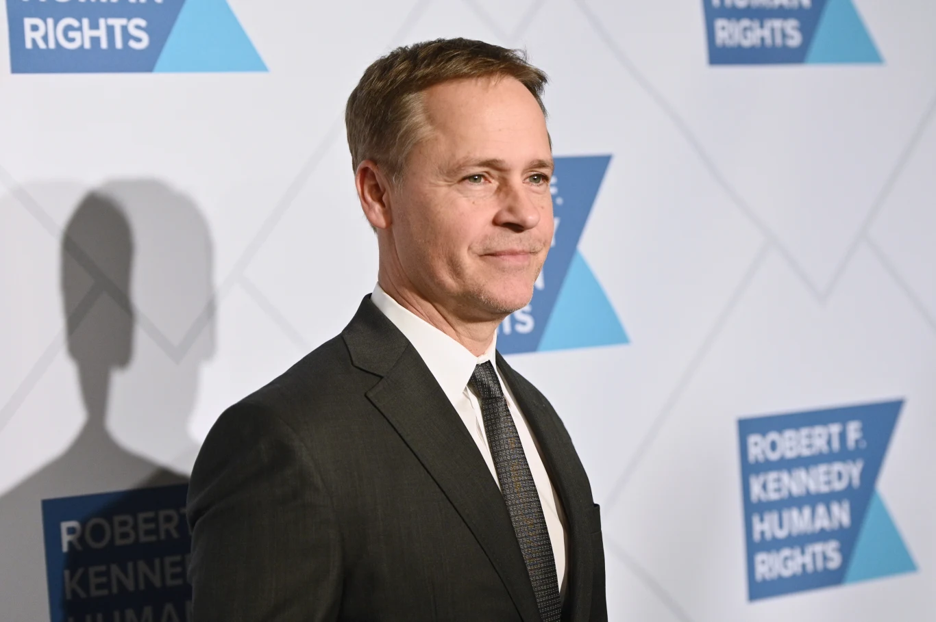 Chad Lowe w 2019 roku Chad Lowe w garniturze i krawacie na tle ścianki z logotypami Robert F. Kennedy Human Rights, 2019 rok.