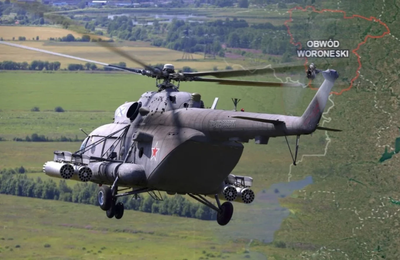 W Rosji rozbił się śmigłowiec wojskowy Mi-8 Śmigłowiec wojskowy Mi-8 lecący nad polami z mapą obwodu woroneskiego w prawym górnym rogu
