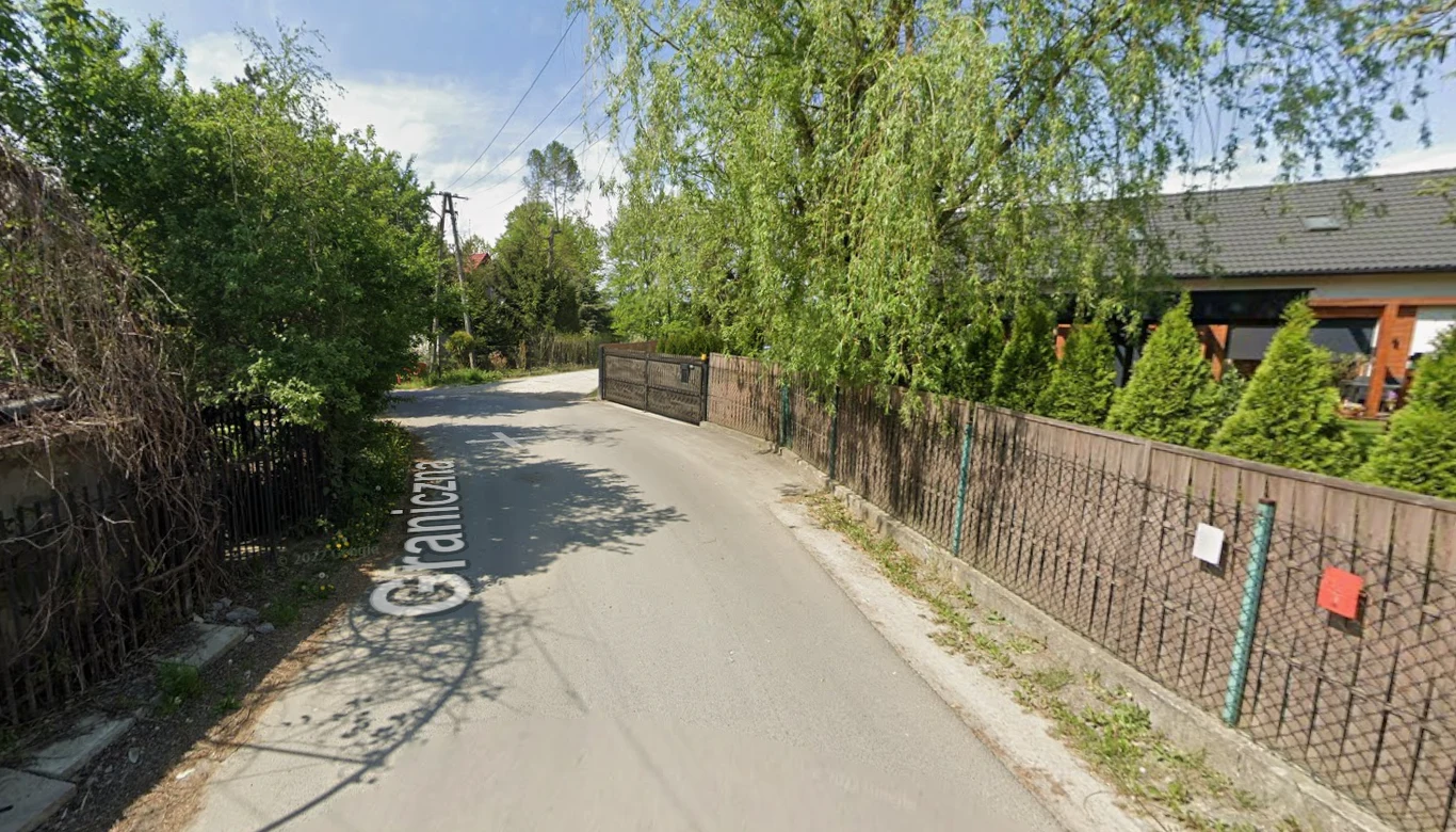 Ul. Graniczna w Skawinie zostanie wyremontowana. Mieszkańcy muszą liczyć się z utrudnieniami. Wąska asfaltowa ulica Graniczna w Skawinie, otoczona ogrodzeniami, z budynkiem i ogrodem po prawej stronie.