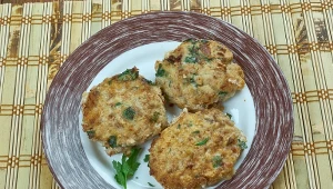 Takie kotlety z kaszy można zjeść na obiad, albo zrobić roślinnego burgera