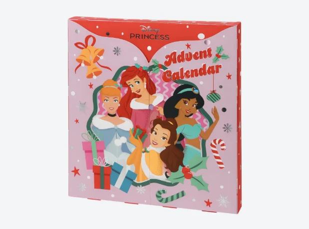 Cztery księżniczki Disneya w kolorowych sukniach, otoczone świątecznymi prezentami, cukierkami i gwiazdkami, na tle różowego kalendarza adwentowego z napisem Advent Calendar.