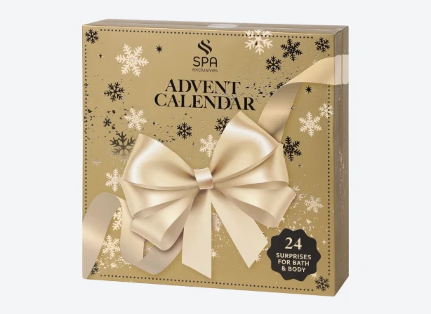 Złote pudełko z dużą, ozdobną kokardą, świątecznymi śnieżynkami, napisem „Advent Calendar” i informacją o 24 niespodziankach do kąpieli oraz pielęgnacji ciała.