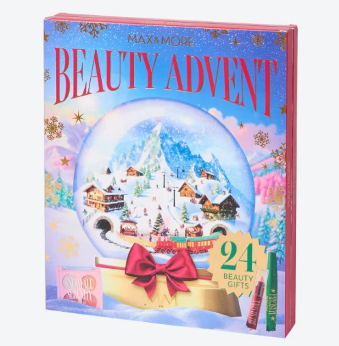 Kalendarz adwentowy z motywem świątecznej kuli śnieżnej, ozdobiony zimowym krajobrazem z drewnianymi domkami, choinkami i górami, na tle dużego napisu 'BEAUTY ADVENT' i oznaczeniem '24 beauty gifts'.