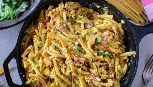 Makaron z jajkiem i szynką robię na szybką kolację. Smakuje jak z dobrego bistro, a to najprostsze dodatki