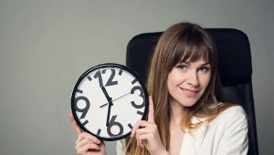 Zmiana czasu z letniego na zimowy. Jak wpłynie na czas pracy i wynagrodzenie?