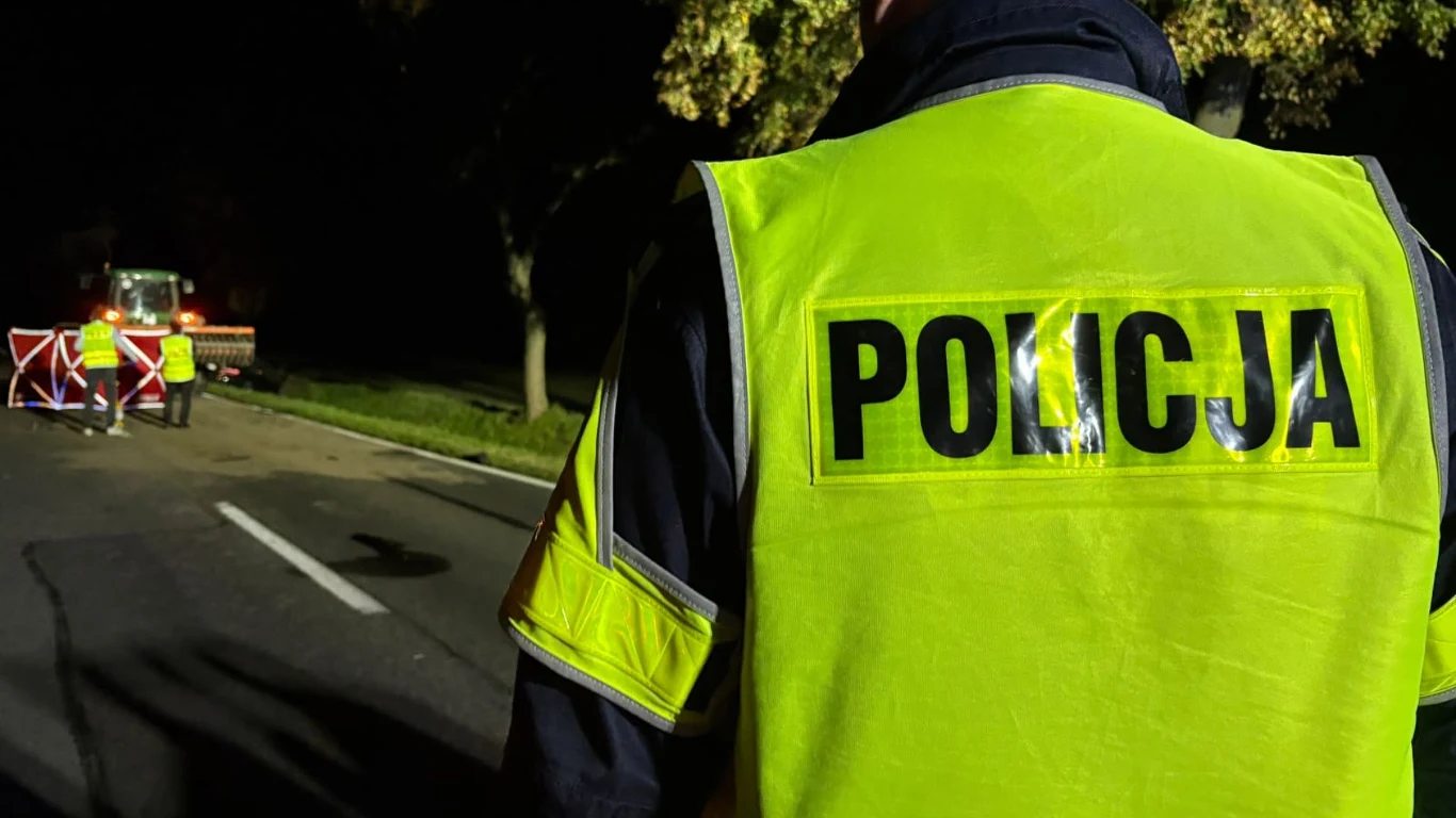Tragiczny wypadek w Wielkopolsce. Zginął 30-latek Policjant w odblaskowej kamizelce na jezdni, w tle zabezpieczenie miejsca wypadku i światła techniczne.