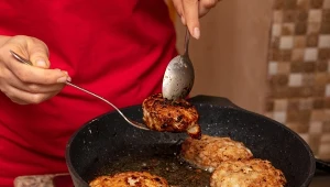 Zastosuj ten trik podczas smażenia. Mielone nie będą pryskać tłuszczem.