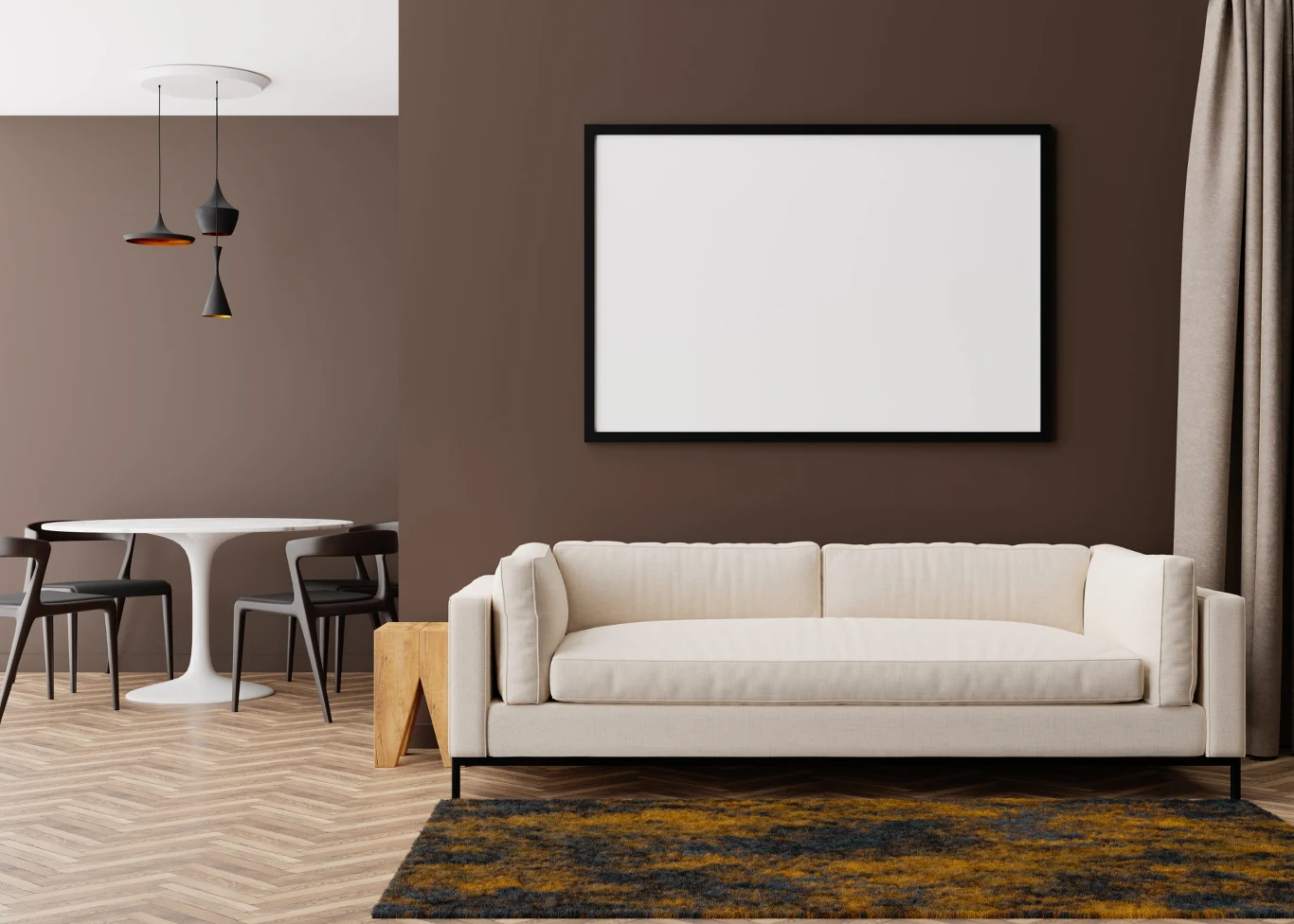 Czekoladowy brąz nadaje wnętrzu głębi. Najlepiej pomalować nim jedną ścianę lub postawić na stylowe dodatki Beżowa sofa ustawiona na tle brązowej ściany z dużym pustym obrazem w ramie, po lewej stronie okrągły, biały stół z czterema czarnymi krzesłami i wiszącymi lampami, na podłodze dywan w odcieniach żółci i brązu.