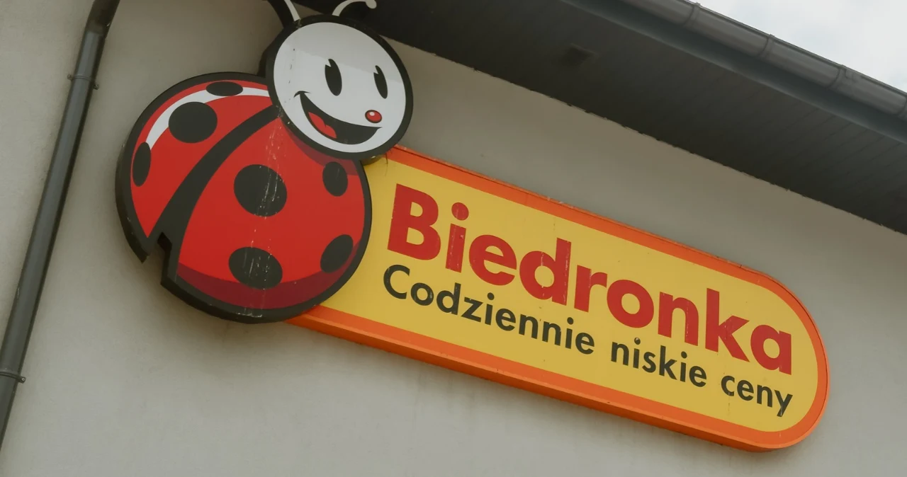 Nie spodziewałam się tego w Biedronce. Od poniedziałku trafi na półki, a cena zaskakuje Logo sklepu Biedronka z uśmiechniętą biedronką i napisem „Codziennie niskie ceny” na żółtym tle elewacji.