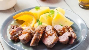 Słodko-słony sos genialnie łączy się z delikatnym mięsem kaczki