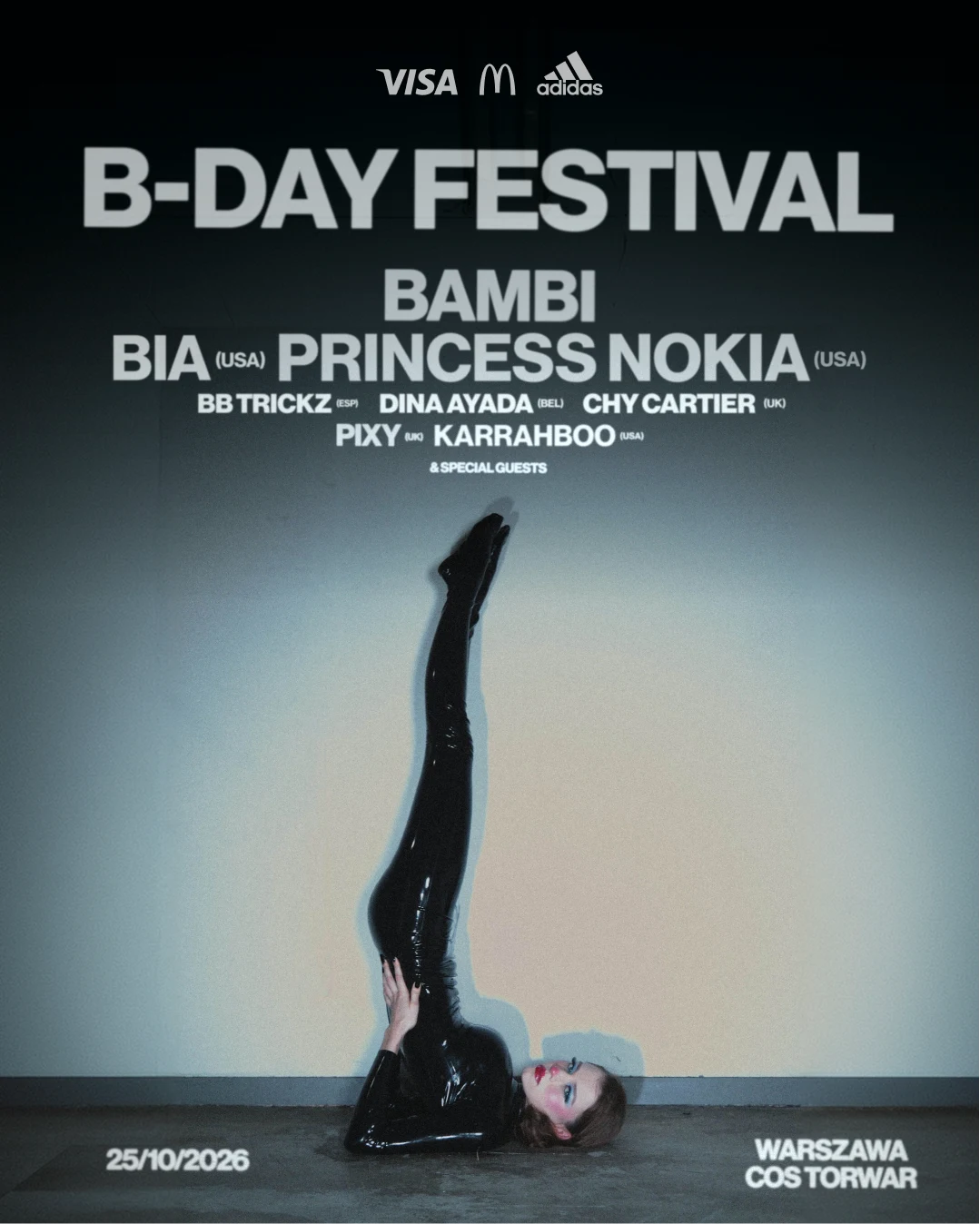 Line up B-DAY FESTIVAL Kobieta w czarnym, błyszczącym stroju leżąca na podłodze z wyprostowanymi w górę nogami na tle jasnej ściany, nad nią duży napis B-DAY FESTIVAL oraz lista wykonawców muzycznych i informacje o miejscu i dacie wydarzenia.
