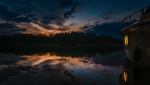 Kiedy nocne niebo rozjaśnia się, jezioro zmienia rytm