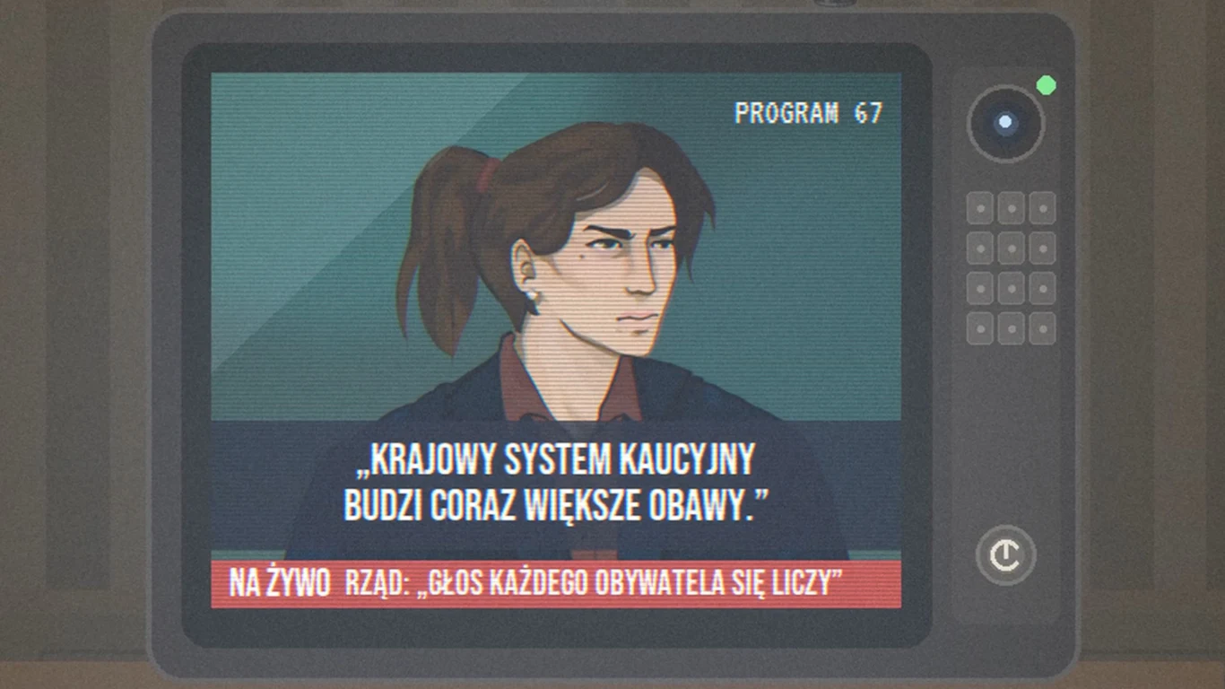ACCEPTED: Inspektor Systemu Kaucyjnego Portret kobiety o ciemnych włosach spiętych w kucyk, wyświetlony na ekranie telewizora podczas programu informacyjnego z paskiem wiadomości o krajowym systemie kaucyjnym budzącym obawy społeczne.