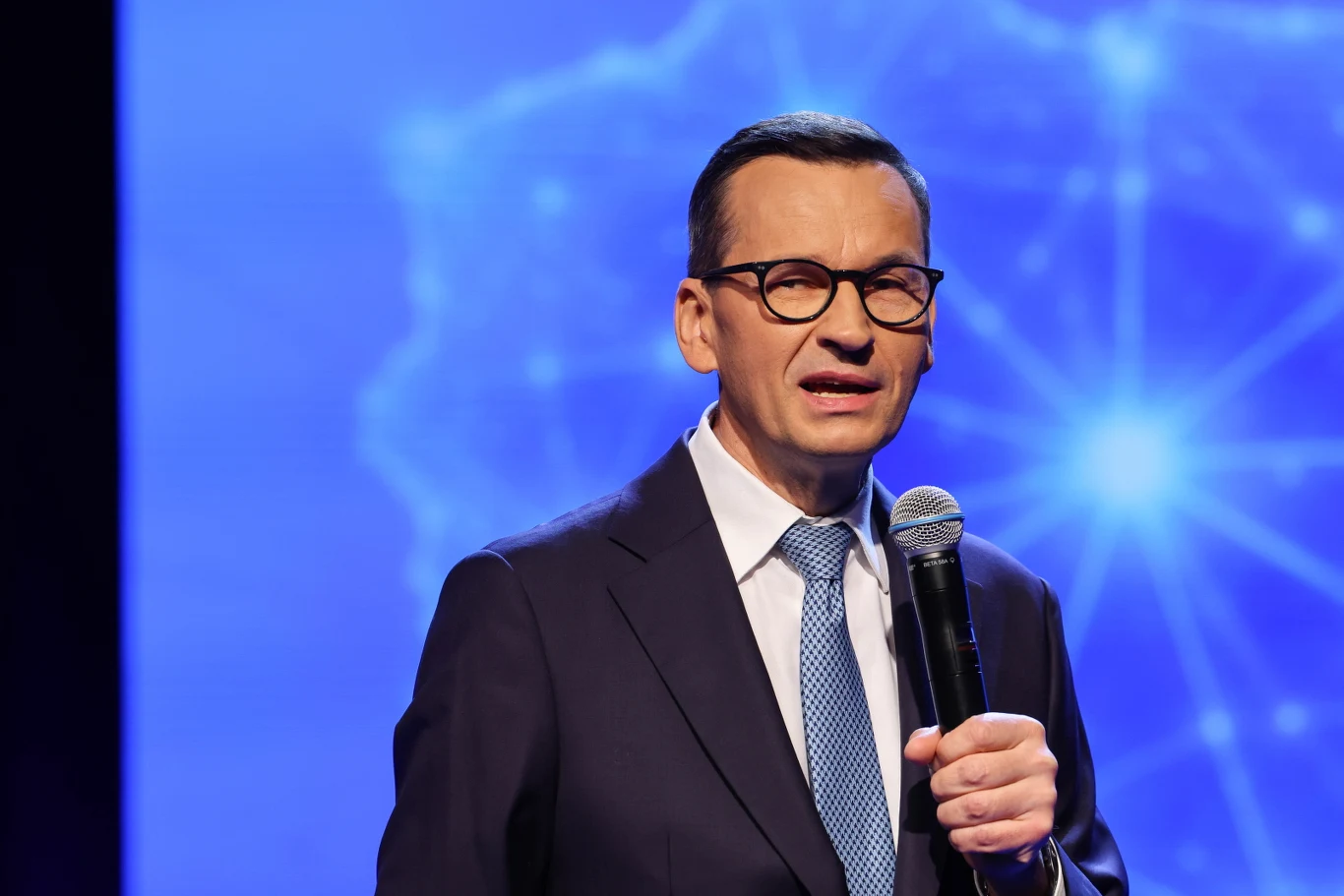 Mateusz Morawiecki zadeklarował samodzielny start Rozwoju Plus w wyborach parlamentarnych Na pierwszym planie Mateusz Morawiecki podczas przemówienia.