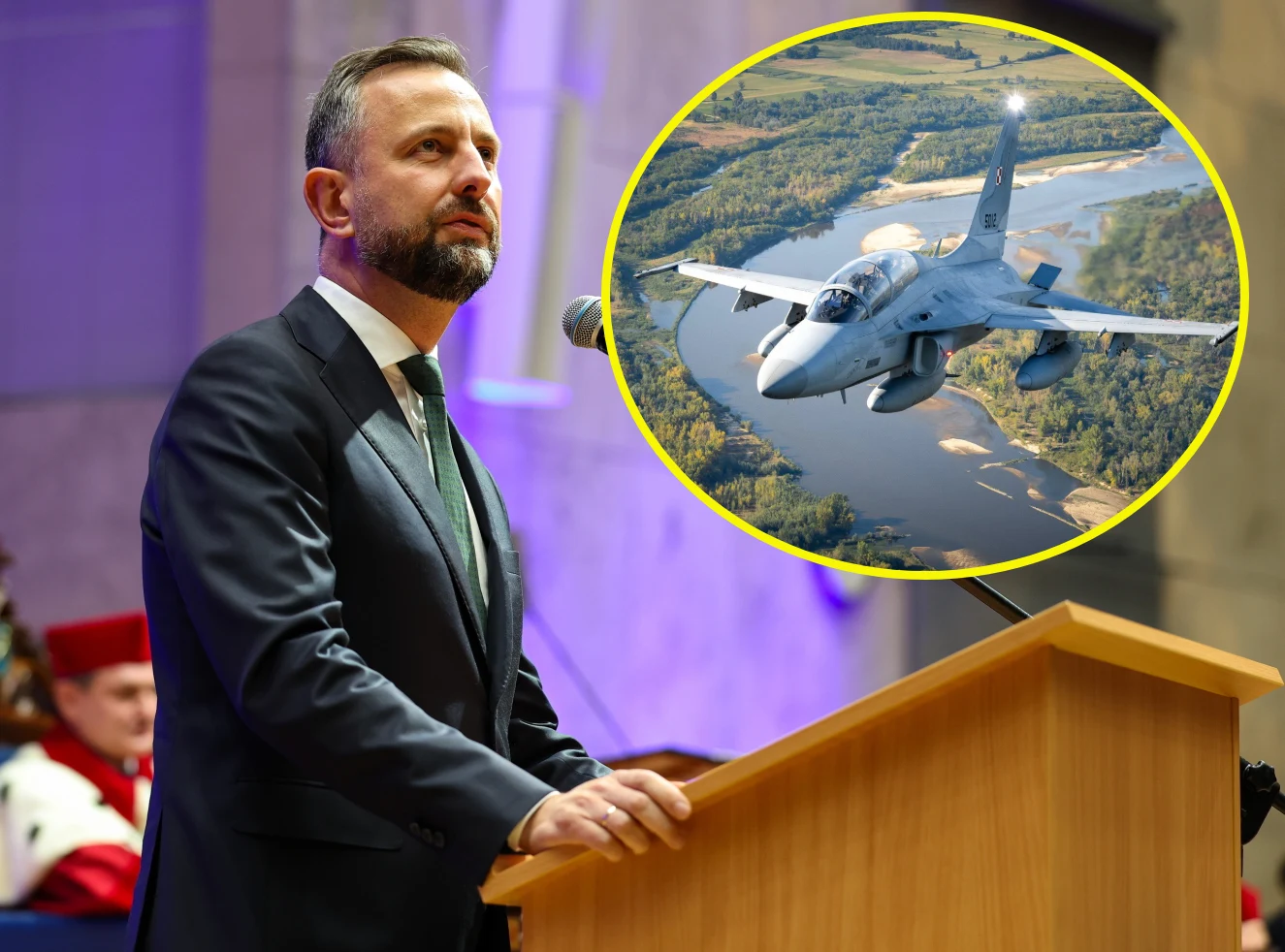 Szef MON przekazał, że samoloty FA-50GF weszły w dyżur bojowy Na pierwszym planie przemawiający Władysław Kosiniak-Kamysz. W kółku samolot FA-50GF.