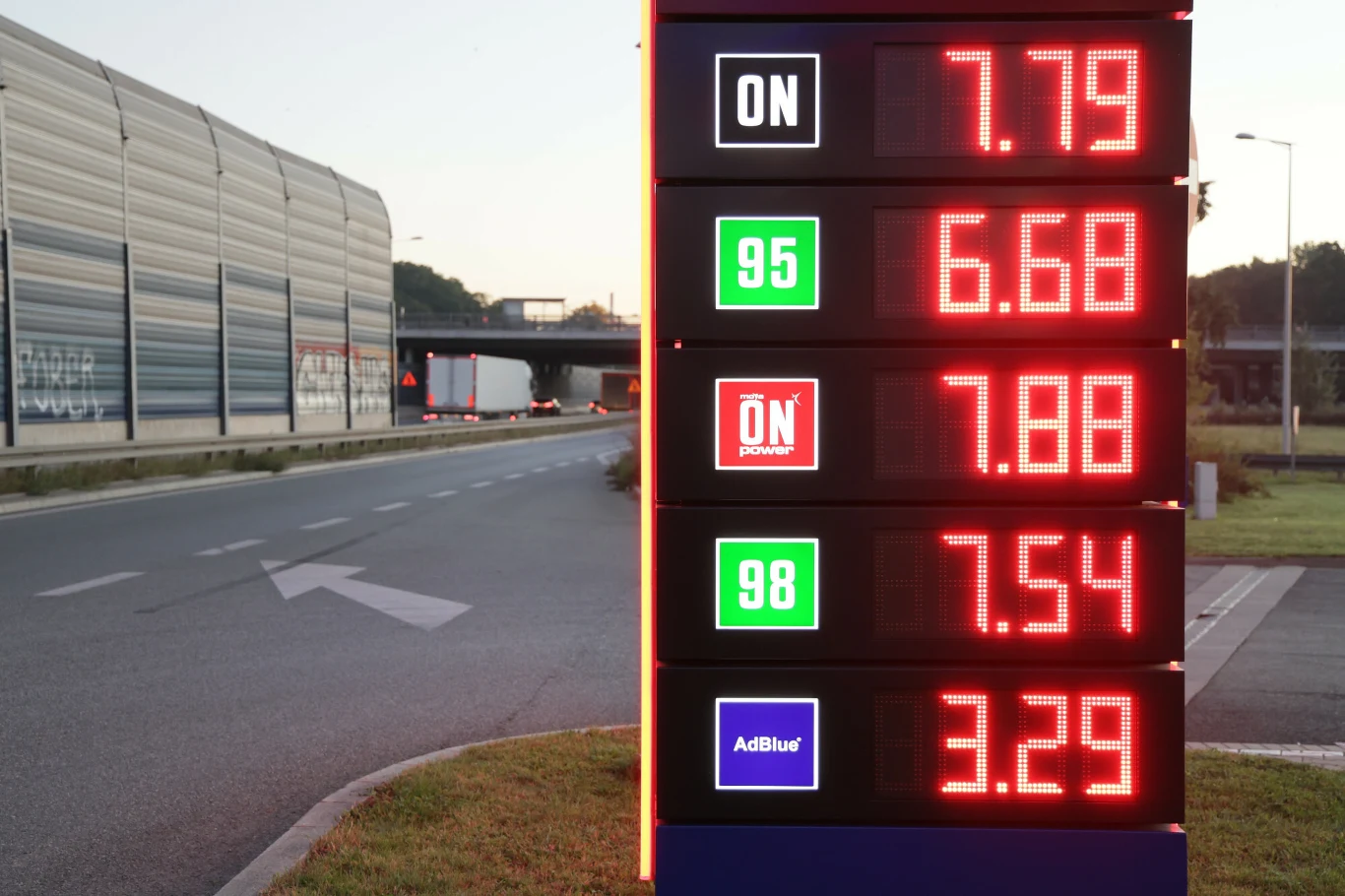 Ceny paliw na jednej ze stacji w sobotę, 3 października Tablica elektroniczna z cenami paliw na stacji benzynowej przy drodze szybkiego ruchu, 3 października.