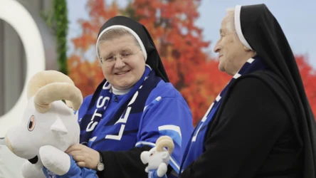 Siostra Józefa i siostra Marietta - elżbietanki, fanki Lecha Poznań, w studiu "halo tu polsat"