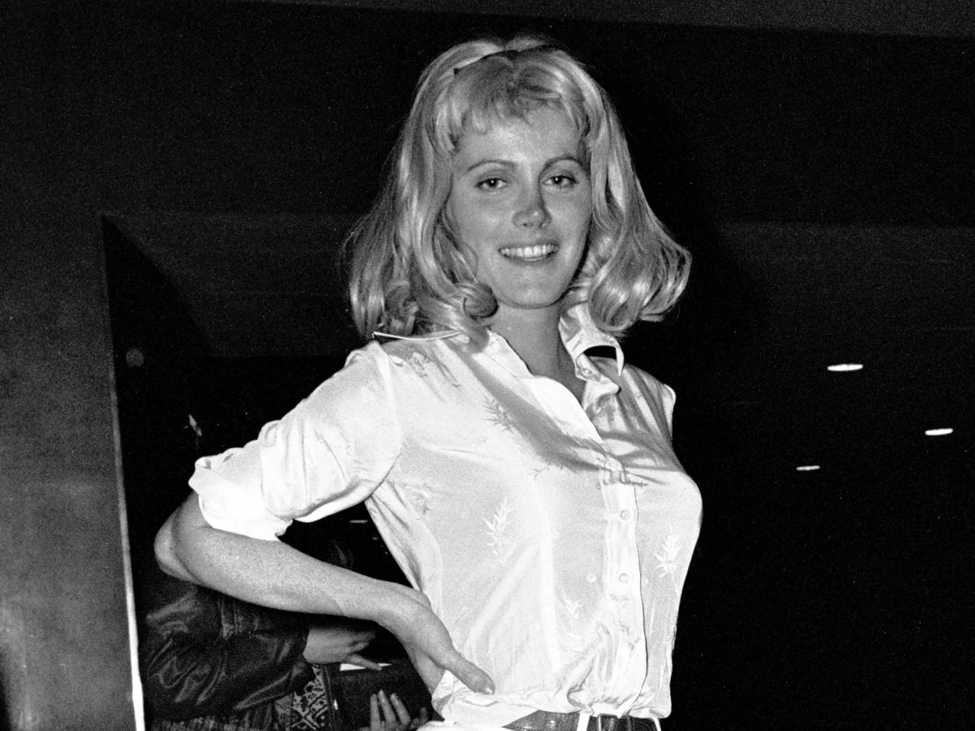 Mary Louise Weller w 1978 roku Mary Louise Weller w 1978 roku w białej koszuli z podwiniętymi rękawami, z ręką opartą na biodrze