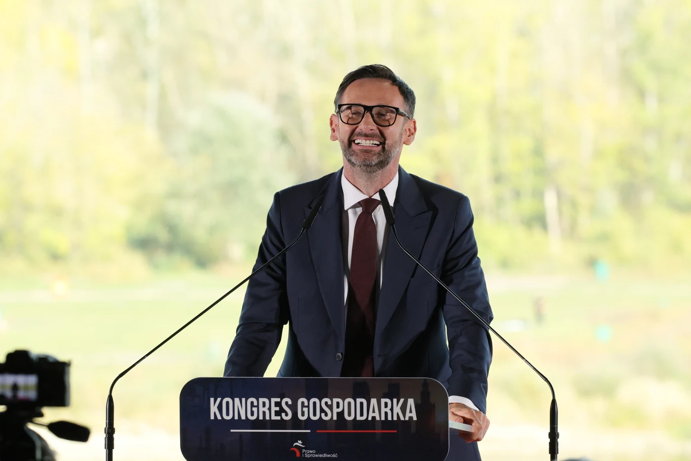 iS przygotował "plan na uzdrowienie sytuacji w finansach publicznych". Partia zorganizowała "Kongres Gospodarka" z udziałem Jarosława Kaczyńskiego, Przemysława Czarnka, Daniela Obajtka i ekonomisty prof. Mariusza Andrzejewskiego. Daniel Obajtek w garniturze podczas publicznego wystąpienia na kongresie PiS.