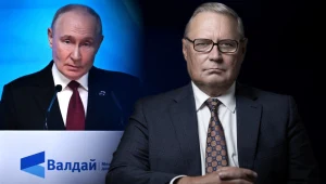 Rosyjski opozycjonista Michaił Kasjanow (po prawej), w tle zdjęcie przywódcy Rosji Władimira Putina